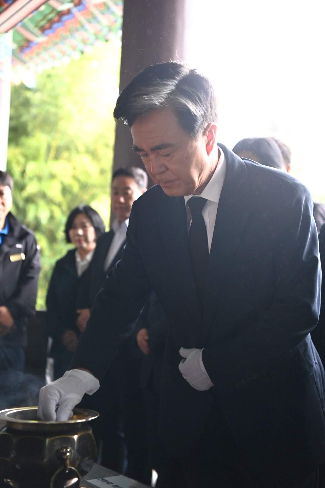 김태흠 국민의힘 충남도지사 후보가 아산의 현충사를 찾아 충무공 이순신 장군 영정에 분향하며 지방선거 승리를 다짐하고 있다. 김 후보 캠프 제공
