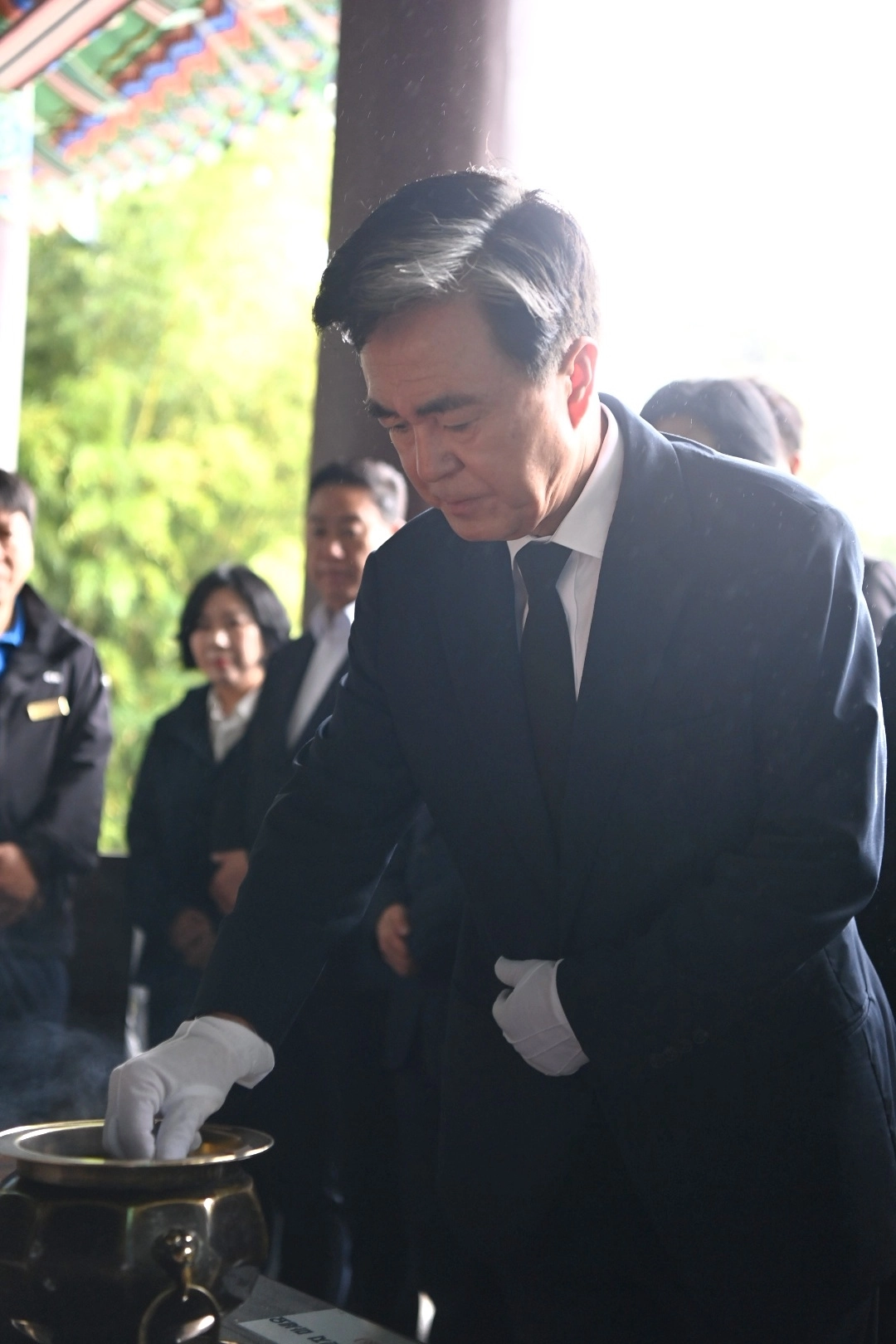 김태흠 국민의힘 충남도지사 후보가 아산의 현충사를 찾아 충무공 이순신 장군 영정에 분향하며 지방선거 승리를 다짐하고 있다. 김 후보 캠프 제공