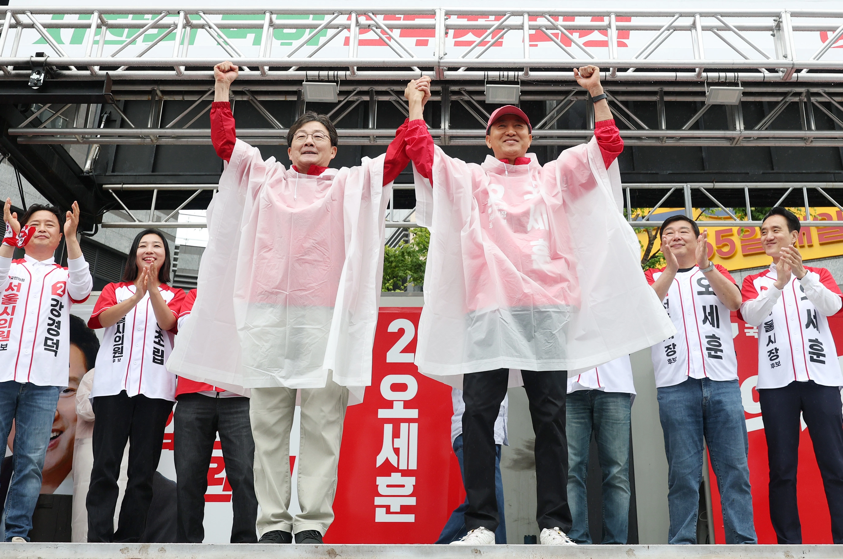 첫 유세 나선 오세훈, 유승민과 함께 (서울=연합뉴스) 이지은 기자 = 국민의힘 오세훈 서울시장 후보가 공식 선거운동 첫날인 21일 서울 강북구 삼양사거리에서 열린 첫 유세에서 유승민 전 의원과 지지를 호소하고 있다. 연합뉴스