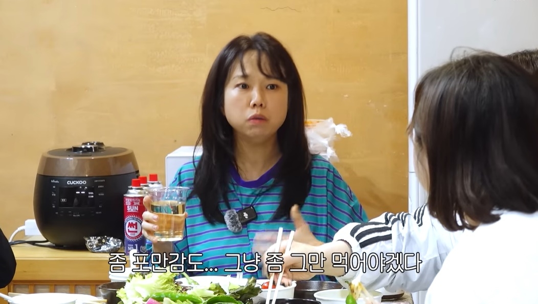 홍현희가 식초를 물에 타서 식사 중간에 마시고 있다. 유튜브 채널 ‘홍현희 제이쓴의 홍쓴TV’ 캡처