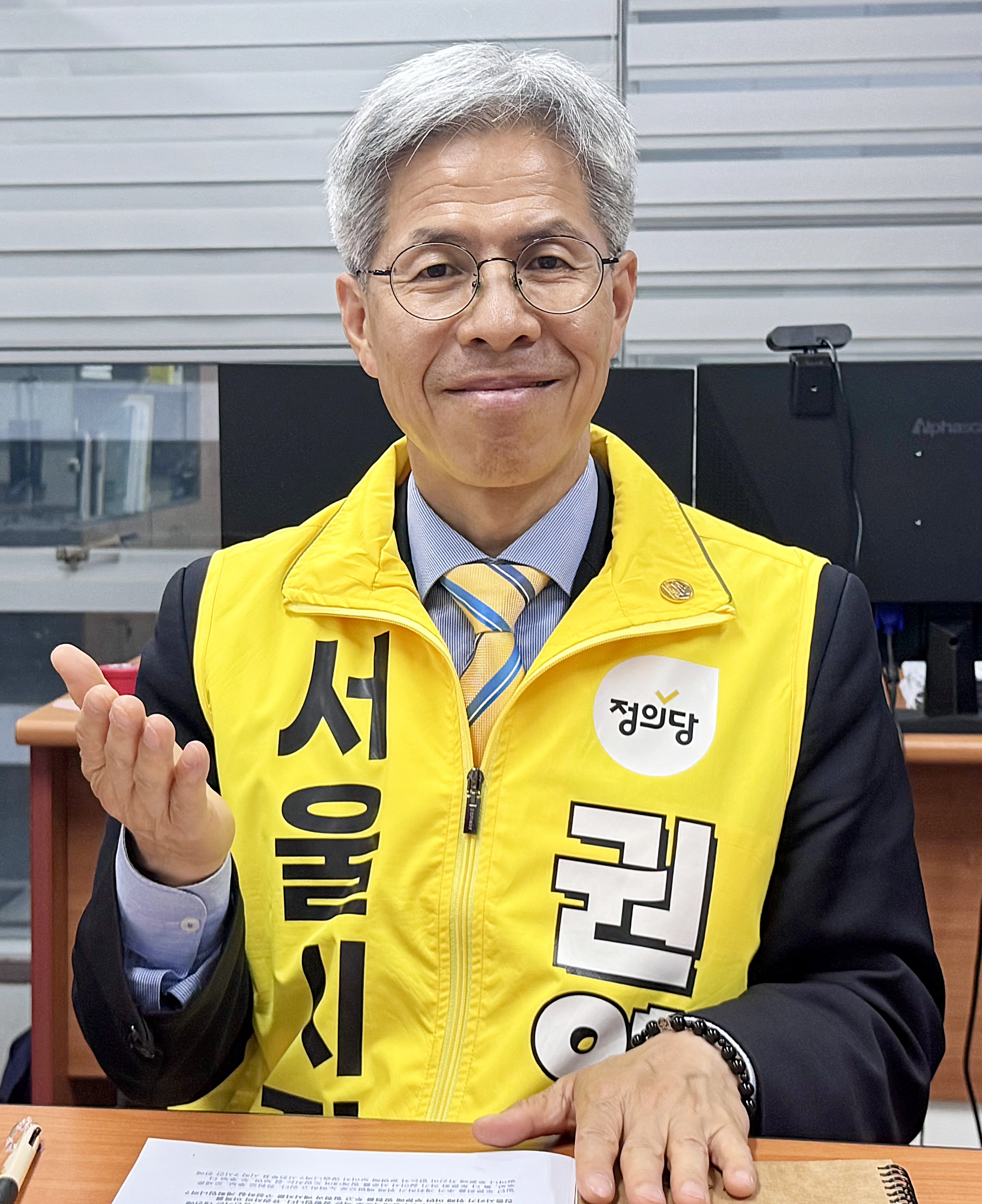6·3 지방선거 서울시장에 도전한 권영국 정의당 후보가 자신의 정책을 설명하고 있다.