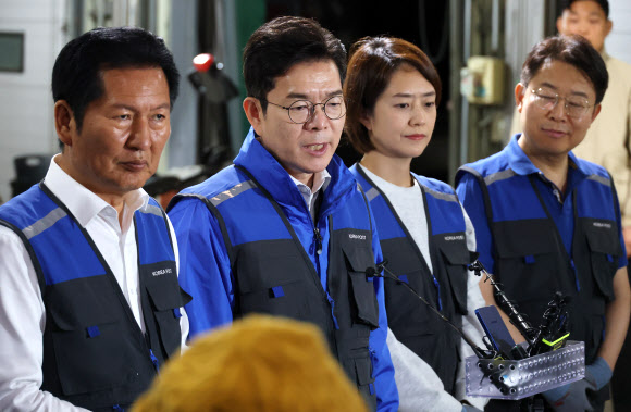 6·3 지방선거 공식 선거운동의 막이 오른 21일 0시 더불어민주당 정원오 서울시장 후보가 정청래 대표, 고민정 의원, 이정헌 의원, 문종철 광진구청장 후보와 함께 서울 광진구 동서울우편집중국을 찾아 택배 업무를 체험하고 소감 등을 말하고 있다.  2026.5.21 연합뉴스