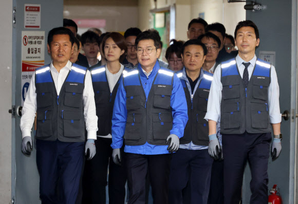 6·3 지방선거 공식 선거운동의 막이 오른 21일 0시 더불어민주당 정원오 서울시장 후보가 정청래 대표, 고민정 의원, 이정헌 의원, 문종철 광진구청장 후보와 함께 택배 업무를 체험하기 위해 서울 광진구 동서울우편집중국으로 들어서고 있다.  2026.5.21 연합뉴스