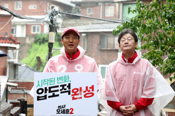 국민의힘 오세훈 서울시장 후보가 공식 선거운동 첫날인 21일 서울 강북구 일대에서 유승민 전 의원과 함께 출정 대시민 메시지를 발표하고 있다. 2026.5.21 연합뉴스