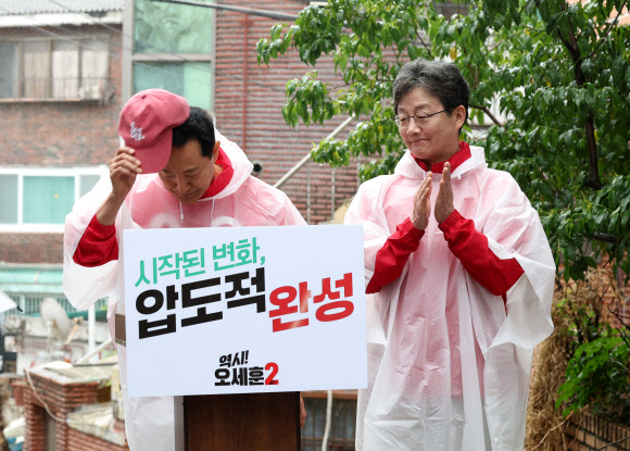 국민의힘 오세훈 서울시장 후보가 공식 선거운동 첫날인 21일 서울 강북구 일대에서 유승민 전 의원과 함께 출정 대시민 메시지를 발표한 뒤 인사하고 있다. 2026.5.21 연합뉴스
