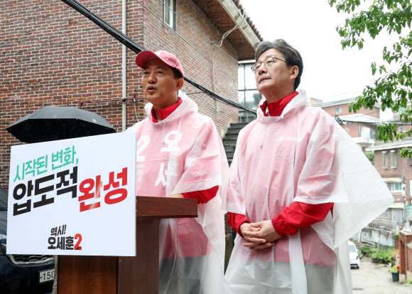 국민의힘 오세훈 서울시장 후보가 공식 선거운동 첫날인 21일 서울 강북구 일대에서 유승민 전 의원과 함께 출정 대시민 메시지를 발표하고 있다. 2026.5.21 연합뉴스