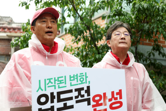 국민의힘 오세훈 서울시장 후보가 공식 선거운동 첫날인 21일 서울 강북구 일대에서 유승민 전 의원과 함께 출정 대시민 메시지를 발표하고 있다. 2026.5.21 연합뉴스