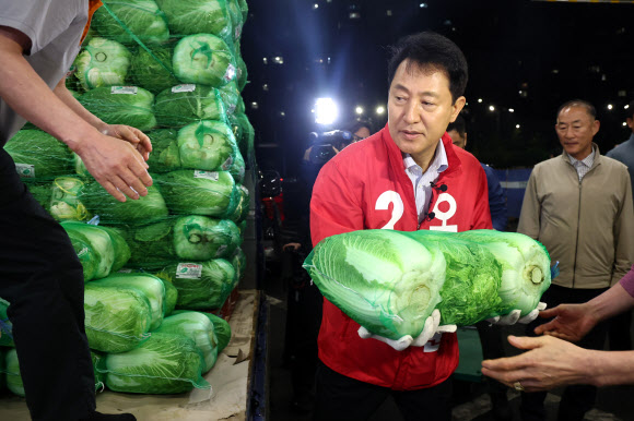 국민의힘 오세훈 서울시장 후보가 21일 새벽 서울 가락동 농수산물도매시장을 찾아 공식 선거운동을 시작하고 있다. 2026.5.21 연합뉴스