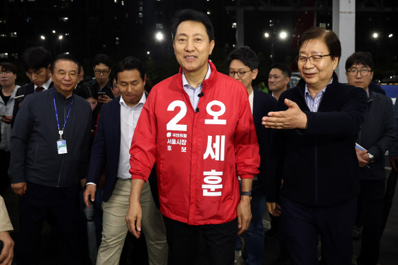 국민의힘 오세훈 서울시장 후보가 21일 새벽 서울 가락동 농수산물도매시장을 찾아 공식 선거운동을 시작하고 있다. 2026.5.21 연합뉴스