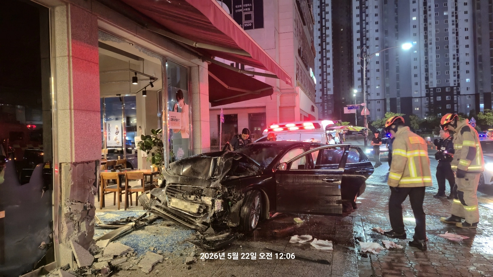 21일 오후 11시 45분쯤 순천시 신대지구 하나은행 앞 상가 밀집 지역에서 음주 차량이 건물 상가로 돌진했다.