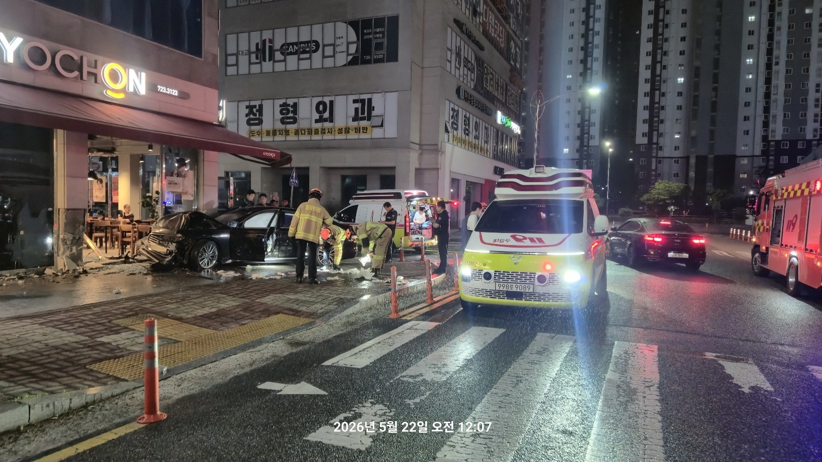 21일 오후 11시 45분쯤 순천시 신대지구 하나은행 앞 상가 밀집 지역에서 음주 차량이 건물 상가로 돌진했다.