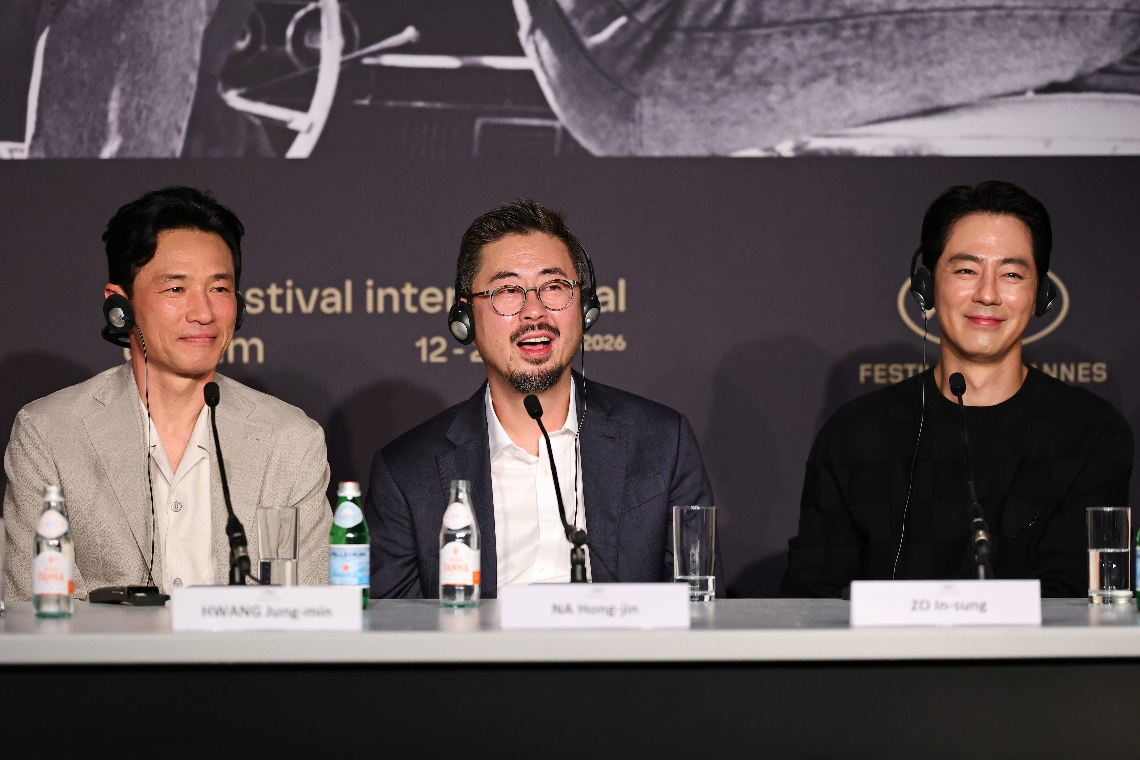 18일(현지시간) 프랑스 칸에서 열린 제79회 칸국제영화제에서 나홍진 감독의 신작 ‘호프’ 기자회견이 열렸다. 왼쪽부터 배우황정민, 나홍진 감독, 배우 조인성. 2026.5.18. EPA 연합뉴스