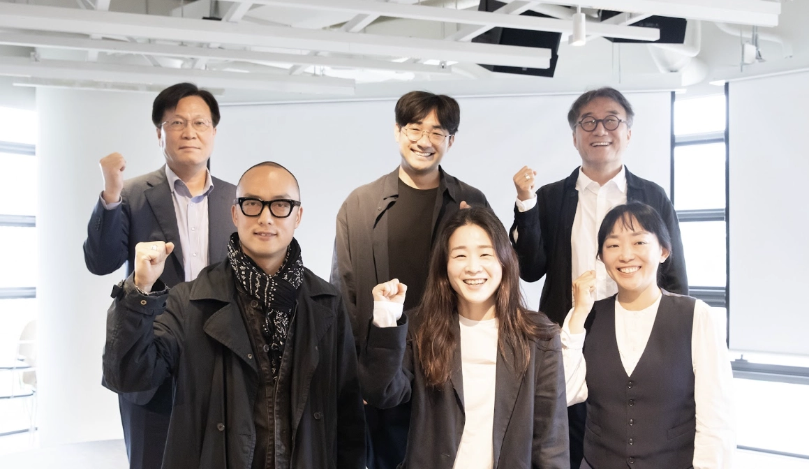 21일 서울 종로구 아트코리아랩에서 열린 제80회 아비뇽 페스티벌 간담회에서 김장호(뒷줄 왼쪽부터) 예술경영지원센터 대표, 이인보 연출가, 최석규 서울국제공연예술제(SPAF) 예술감독, 이경성(아랫줄 왼쪽부터)  연출가, 소리꾼 이자람, 이진엽 연출가가 기념 촬영을 하고 있다. 예술경영지원센터 제공