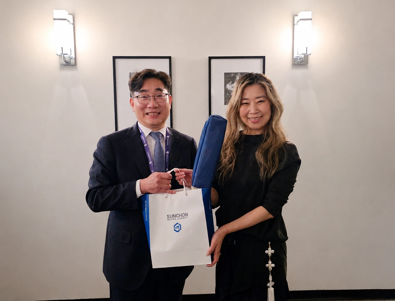 이병운 국립순천대 총장이 ‘케이팝 데몬 헌터스’를 만든 메기 강 감독에게 기념품을 전달하고 있다.