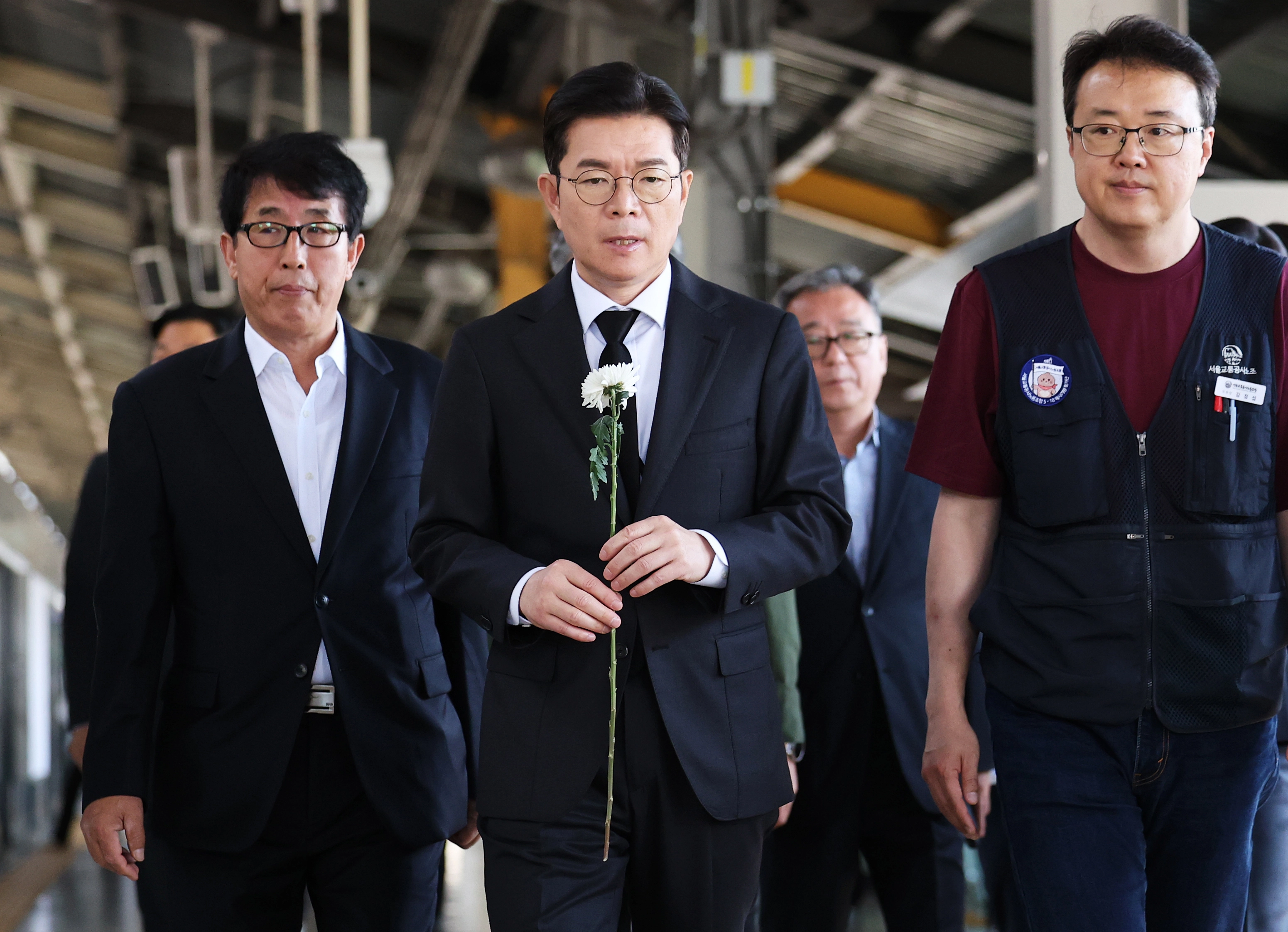 정원오 더불어민주당 서울시장 후보가 22일 서울 구의역 9-4 승강장에서 스크린도어를 고치다 숨진 김군을 추모하며 헌화하고 있다. 연합뉴스