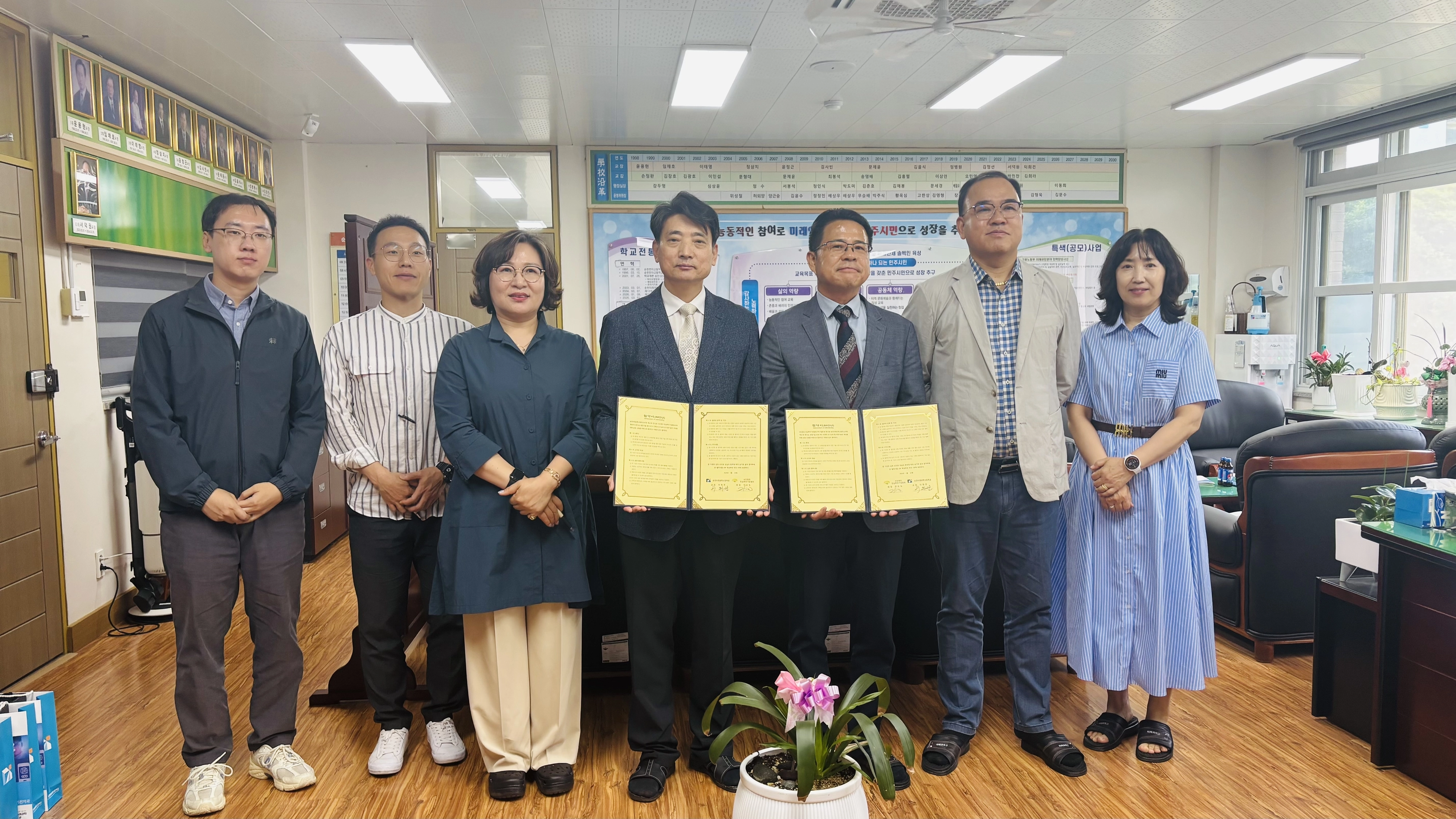 왼쪽부터 김동엽 미래고학고 취업부장, 서철원 산학협력부장, 김희라 교감, 이희건 교장, 기순도 회장, 최성진 전남뿌리기업협회부회장, 김선화 사무국장.