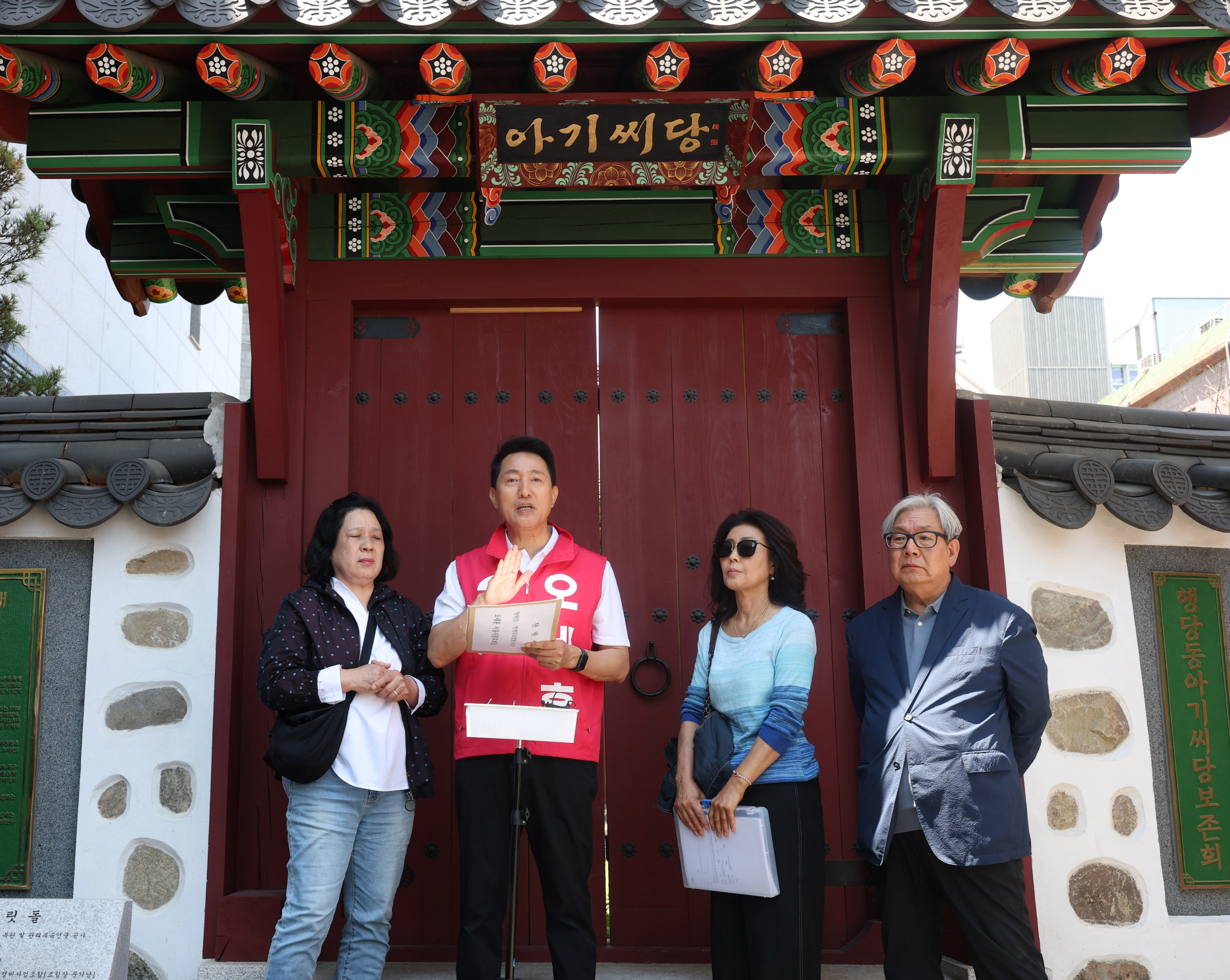 오세훈 국민의힘 서울시장 후보가 22일 서울 성동구 행당동 아기씨당 앞에서 행당 7구역 아기씨굿당 피해주민 현장간담회를 열고 관련 입장을 밝히고 있다. 뉴시스