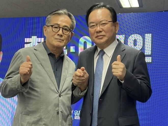 김부겸(오른쪽) 더불어민주당 대구시장 후보가 18일 삼성라이온즈 구자욱의 부친인 구경회 전 대한축구협회 초등축구연맹 부회장과 찍은 사진을 자신의 소셜미디어(SNS)에 공개했다. 김부겸 대구시장 후보 인스타그램