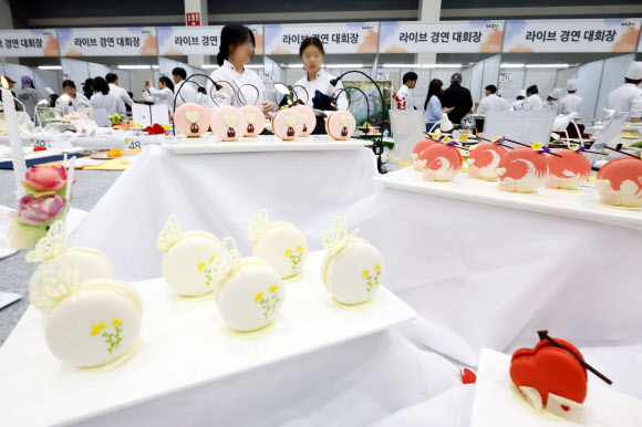 22일 서울 서초구 aT센터에서 열린 ‘2026 대한민국 국제요리＆제과 경연대회’에 출품작들이 진열돼 있다. 2026.5.22  연합뉴스