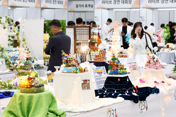 22일 서울 서초구 aT센터에서 열린 ‘2026 대한민국 국제요리＆제과 경연대회’에 출품작들이 진열돼 있다. 2026.5.22  연합뉴스