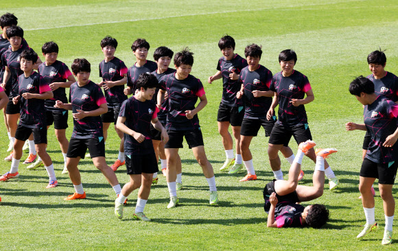 아시아축구연맹(AFC) 여자 챔피언스리그(AWCL) 결승에 진출한 내고향여자축구단이 22일 경기도 수원월드컵경기장 보조경기장에서 훈련하며 한 선수가 넘어지자 환하게 웃고 있다.  내고향은 오는 23일 수원종합운동장에서 열리는 결승전에서 도쿄 베르디와 우승컵을 두고 맞붙는다. 2026.5.22  연합뉴스