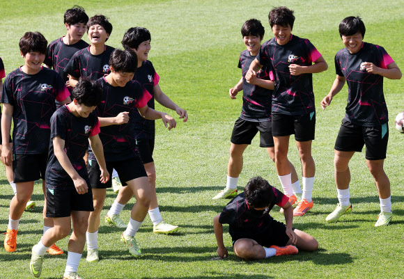 아시아축구연맹(AFC) 여자 챔피언스리그(AWCL) 결승에 진출한 내고향여자축구단이 22일 경기도 수원월드컵경기장 보조경기장에서 훈련하며 한 선수가 넘어지자 환하게 웃고 있다.  내고향은 오는 23일 수원종합운동장에서 열리는 결승전에서 도쿄 베르디와 우승컵을 두고 맞붙는다. 2026.5.22  연합뉴스