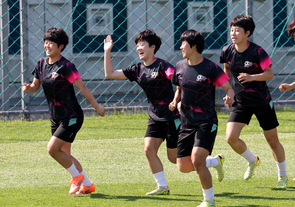 아시아축구연맹(AFC) 여자 챔피언스리그(AWCL) 결승에 진출한 내고향여자축구단 선수들이 22일 경기도 수원월드컵경기장 보조경기장에서 훈련하고 있다.  내고향은 오는 23일 수원종합운동장에서 열리는 결승전에서 도쿄 베르디와 우승컵을 두고 맞붙는다. 2026.5.22  연합뉴스