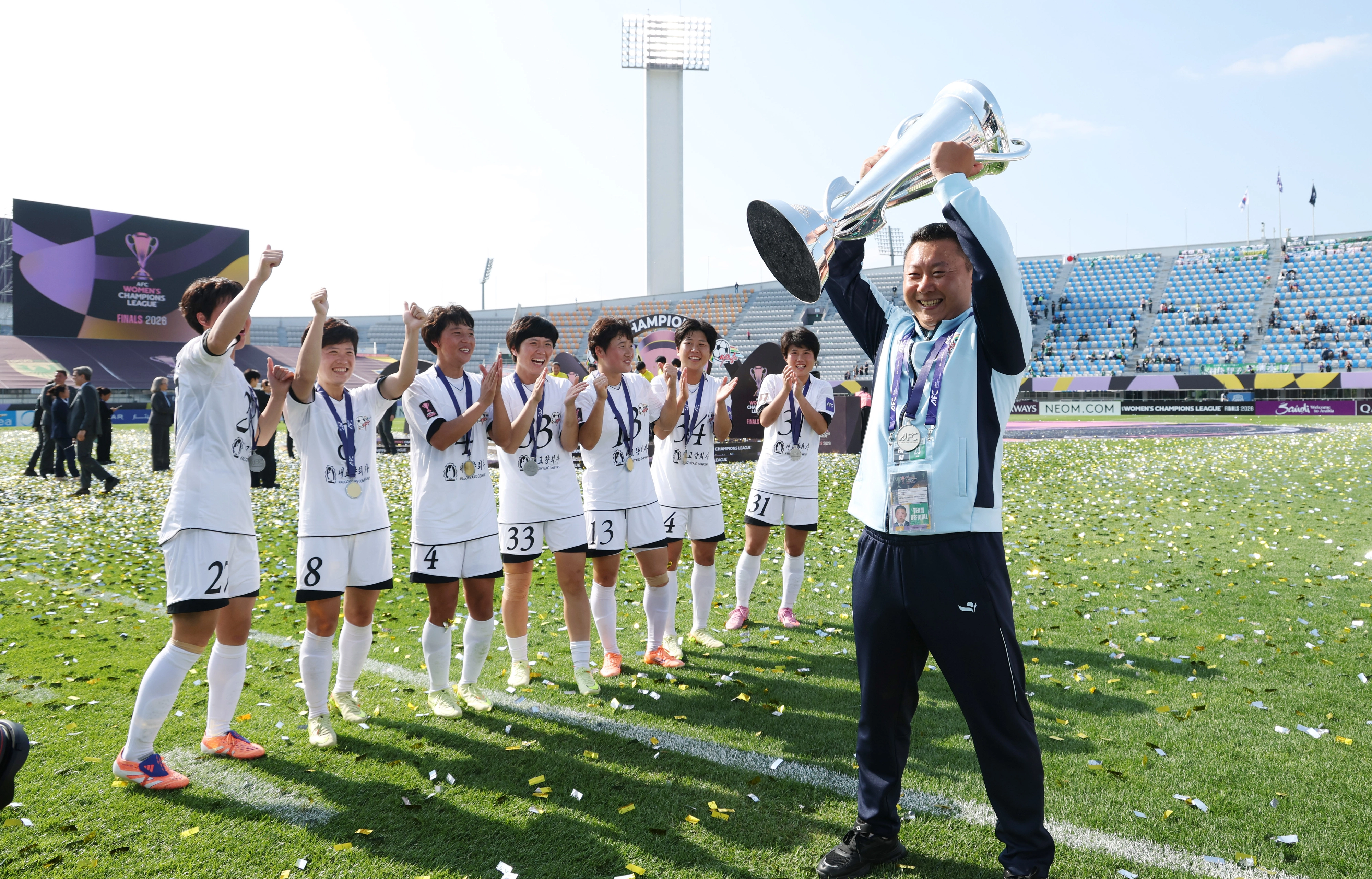 23일 오후 경기 수원시 수원종합운동장에서 열린 2025-2026 아시아축구연맹(AFC) 여자 챔피언스리그(AWCL) 결승에서 우승한 북한 내고향여자축구단의 리유일 감독이 트로피를 들어 올리고 있다. 2026.5.23. 뉴스1