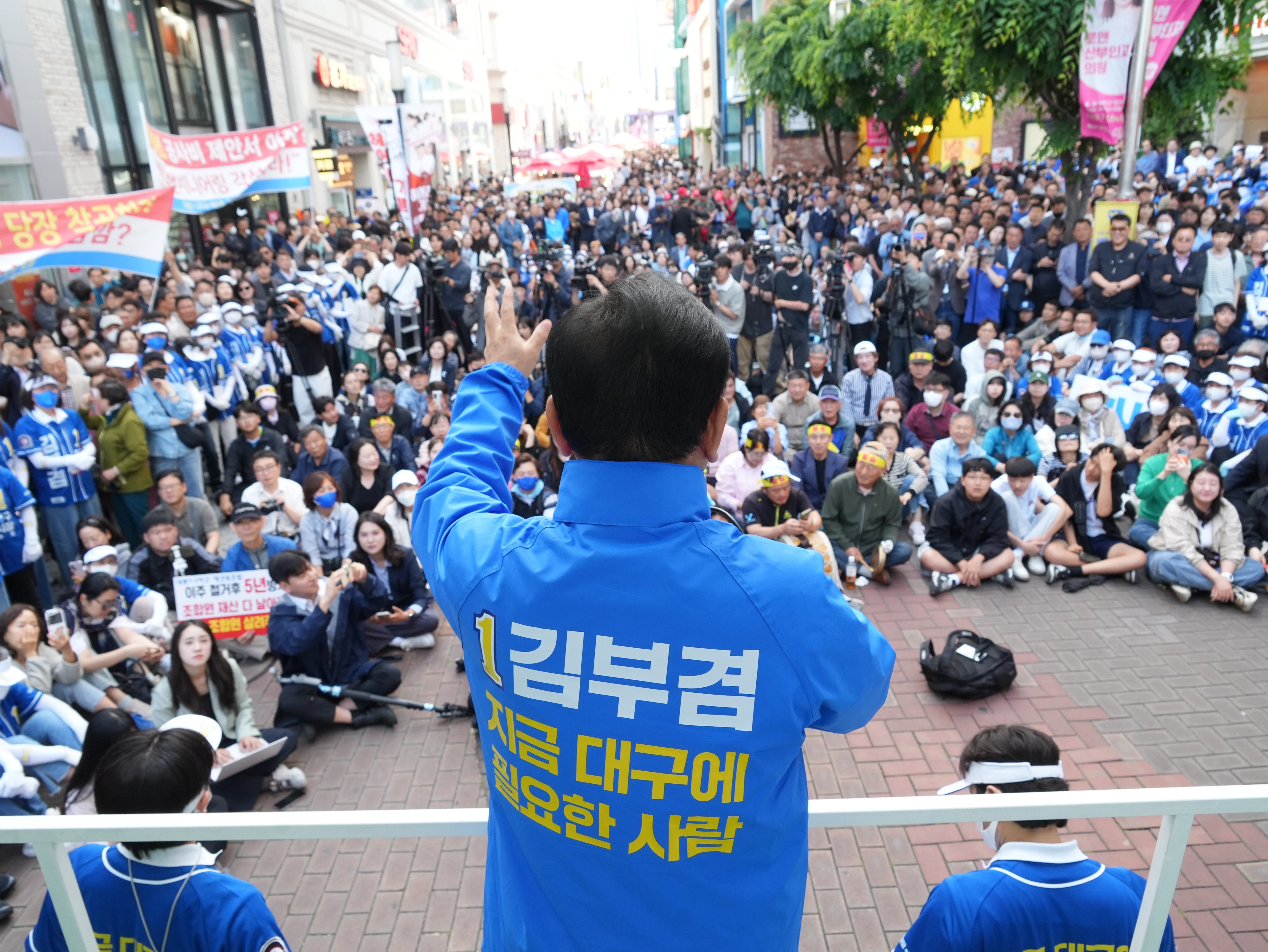 김부겸 더불어민주당 대구시장 후보가 23일 대구 중구 동성로 CGV대구한일 앞에서 유세차에 올라 지지를 호소하고 있다. 김부겸 선거사무소 제공