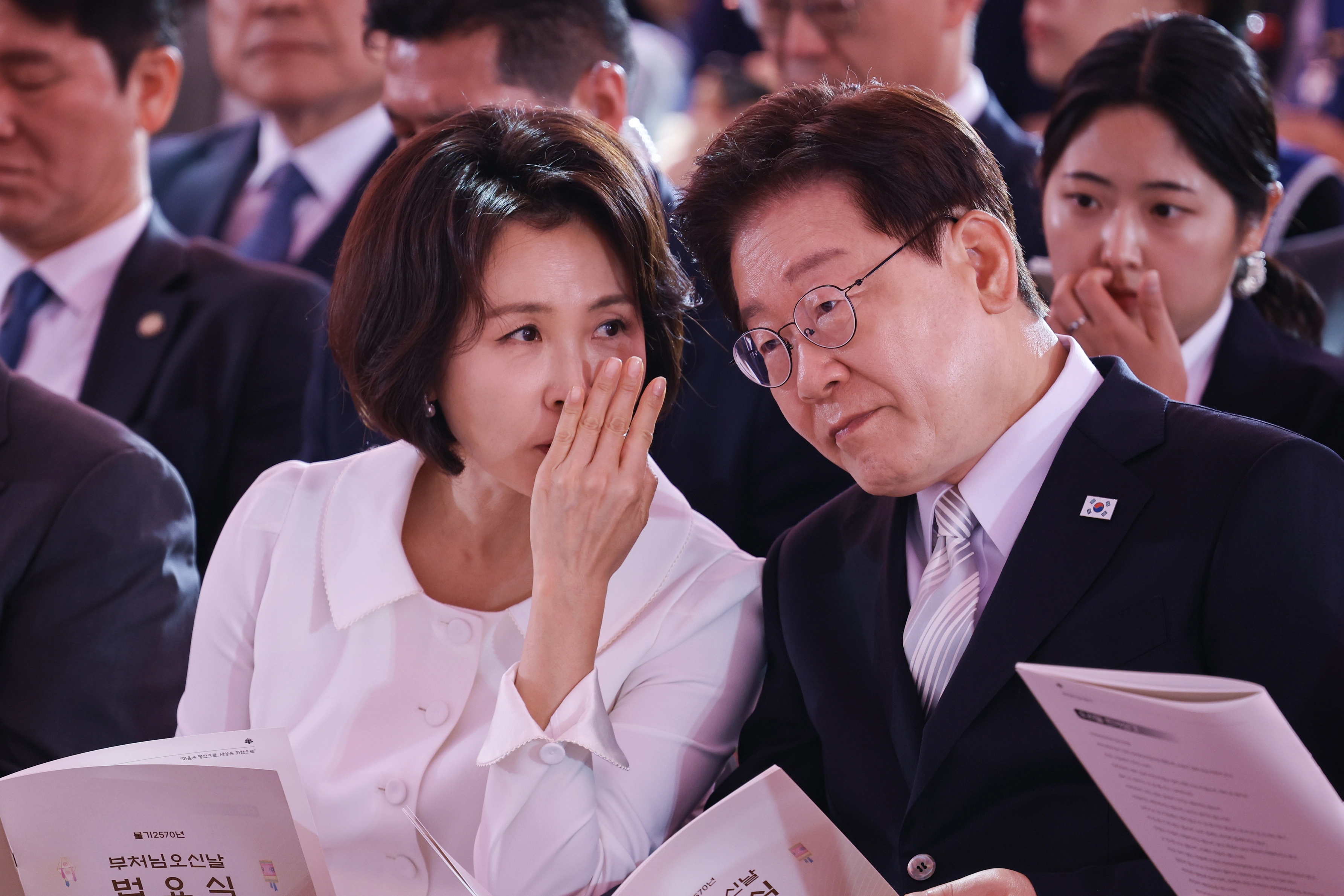 김혜경 여사와 대화 나누는 이재명 대통령  이재명 대통령과 부인 김혜경 여사가 24일 서울 종로구 조계사에서 열린 불기 2570년 부처님오신날 봉축법요식에 참석해 대화하고 있다. 
뉴스1