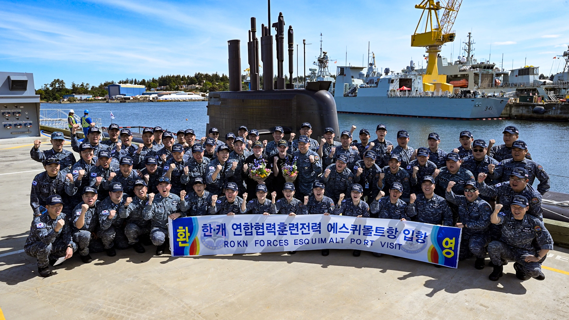 도산안창호함, 태평양 횡단 성공  대한민국 해군 잠수함 역사상 최초로 태평양을 횡단에 성공한 도산안창호함 장병들이 23일(현지시간) 캐나다 빅토리아 에스퀴몰트 해군 기지에서 기념 촬영하고 있다. 2026.5.24 해군 제공