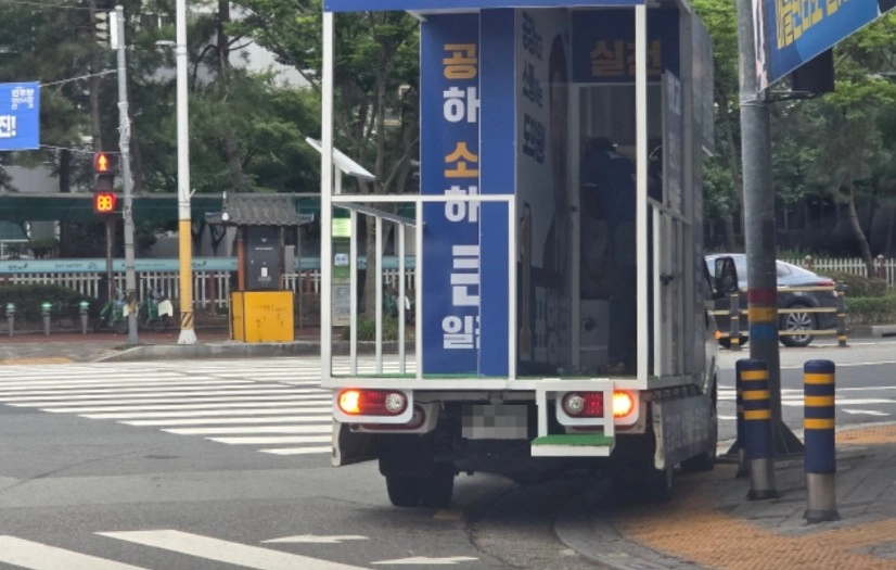 “선거 유세 차량이면 이래도 되나” 빗발친 항의  민주당 경남도당 게시판에는 지난 22일 ‘선거 유세 차량 치워주세요. 불법 주정차 교통사고 유발’이란 제목으로 유세 차량 불법 주차를 비판하는 시민의 글이 올라왔다. 해당 시민은 “지난 21~22일 양산시 양주동 한 아파트 앞 사거리 횡단보도, 인도 사이에 선거 유세차량이 서 있다”며 “출퇴근길이 혼잡한데 교통을 방해하고 보행자 안 보이고 교통사고 유발하고 이래도 되는 거냐. 선거 유세 차량은 교통 법규를 무시해되 되는 거냐”고 항의하며 안전신문고에 신고한 사진을 첨부했다. 민주당 경남도당 홈페이지 캡처