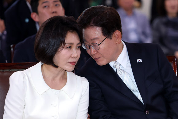이재명 대통령과 김혜경 여사가 24일 경기 양주시 한 사찰에서 열린 불기 2570년 부처님오신날 봉축법요식에서 대화하고 있다. 2026.5.24 연합뉴스