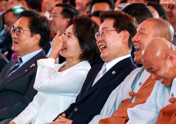 이재명 대통령과 김혜경 여사가 24일 서울 종로구 조계사에서 열린 불기 2570년 부처님오신날 봉축법요식에서 환하게 웃고 있다. 2026.5.24 [청와대통신사진기자단] 연합뉴스