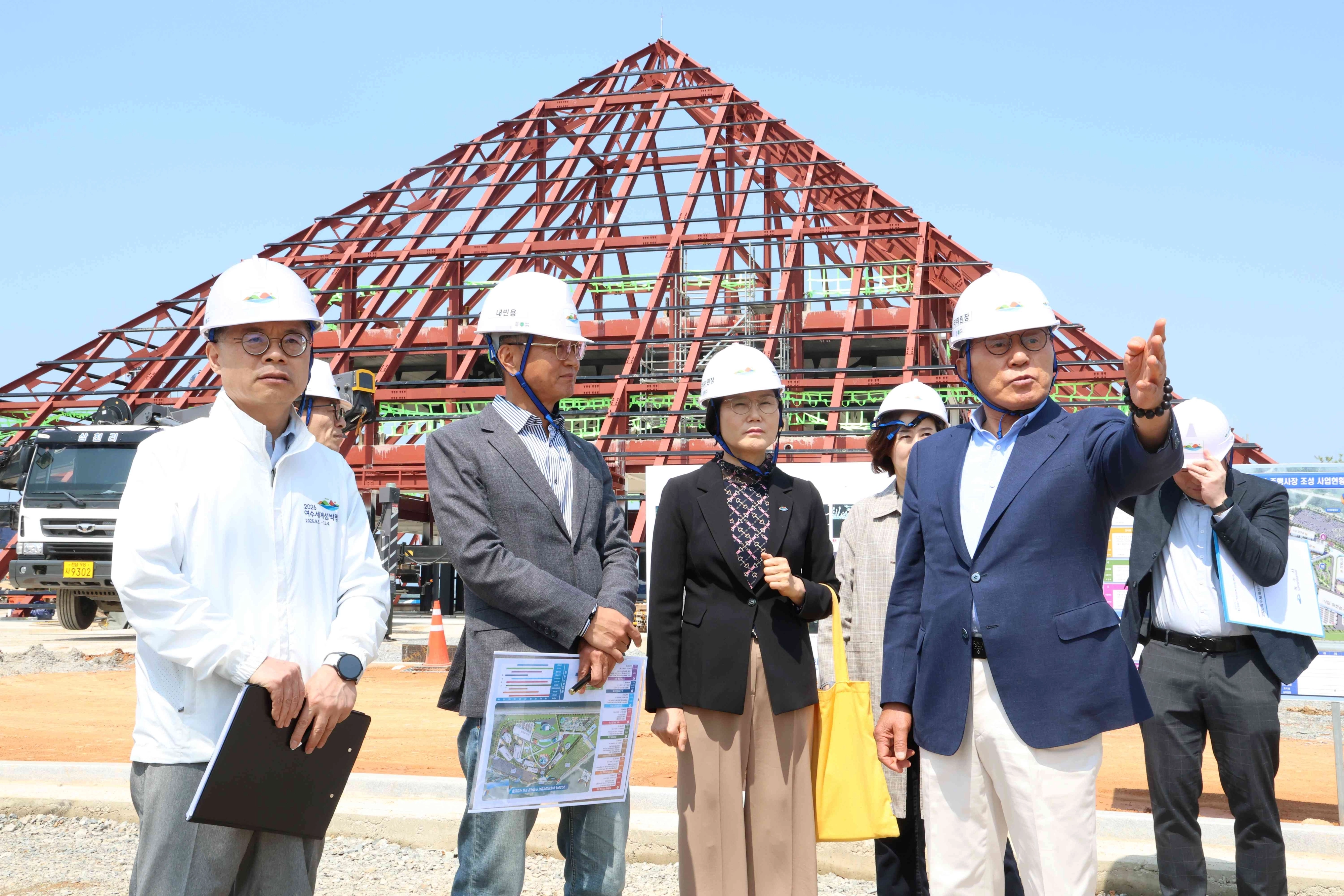지난 14일 여수세계박람회조직위원회가 돌산 진모지구에 조성 중인 섬박람회 주행사장 현장을 점검하는 모습. 뒤편으로 가로·세로 40m, 높이 20m의 피라미드 형태로 지어지고 있는 주제관이 보인다. 박람회 랜드마크인 주제관은 외벽에 미디어파사드가 설치될 예정이다.
조직위 제공