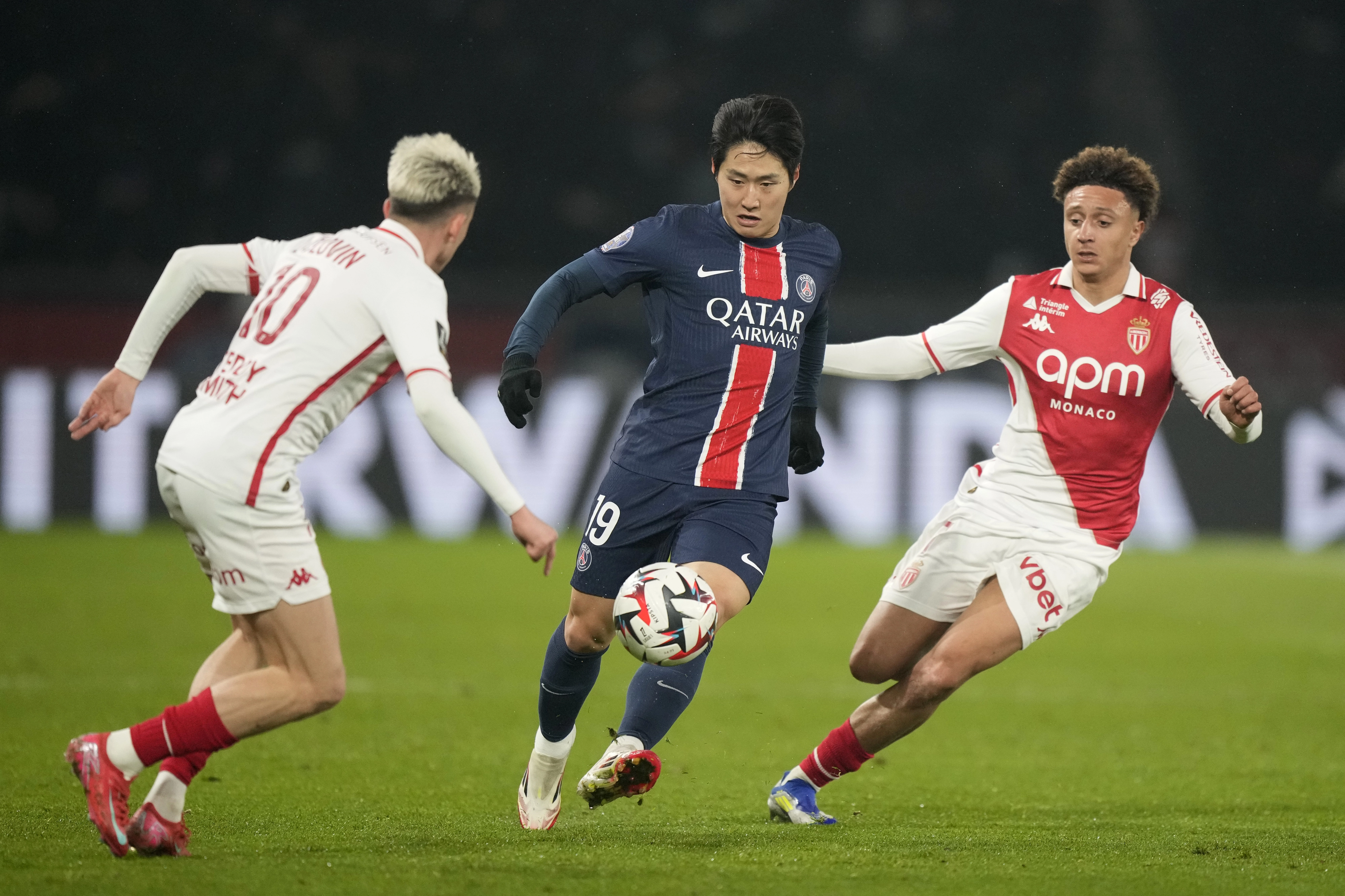 파리 생제르맹(PSG)의 이강인(가운데)이 7일(현지 시간) 프랑스 파리의 파르크 데 프랭스 경기장에서 열린 2024-25 리그1 21라운드 AS 모나코와 경기 중 공을 다투고 있다. 이강인은 후반 18분 교체 투입돼 27분을 소화했고 PSG는 4-1로 승리하며 리그 선두를 질주했다. 2025.02.08.
AP 뉴시스