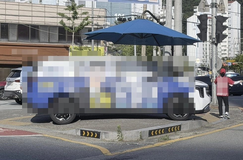 대전 동구의 한 교차로에서 한 후보의 홍보 차량이 교통섬 위에 주차한 모습. 자료 : 온라인 커뮤니티