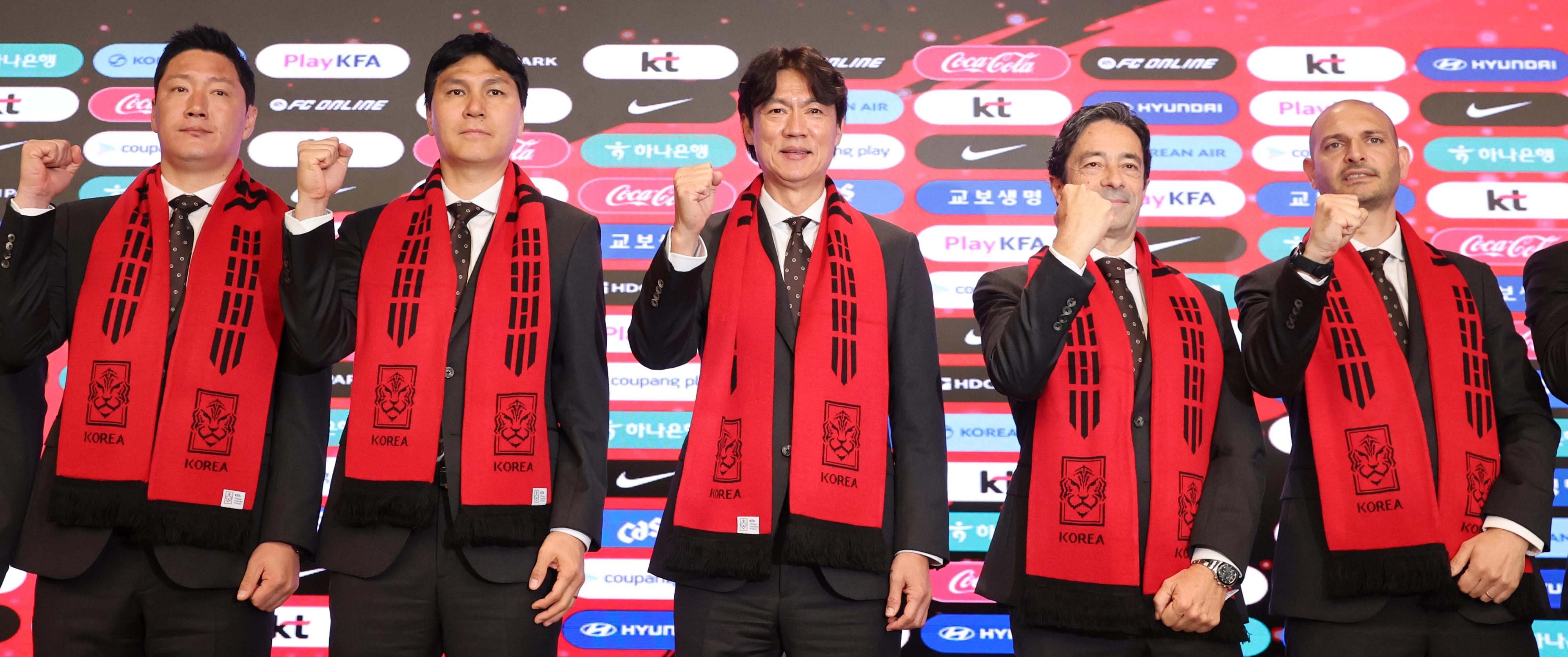 북중미 월드컵 최종 명단발표 기자회견 기념촬영  홍명보 한국 축구대표팀 감독이 16일 서울 종로구 KT 광화문 빌딩 웨스트 온마당에서 열린 2026 북중미 월드컵 최종 명단 발표 기자회견에서 코치진과 함께 기념촬영을 하고 있다. 2026.5.16 연합뉴스