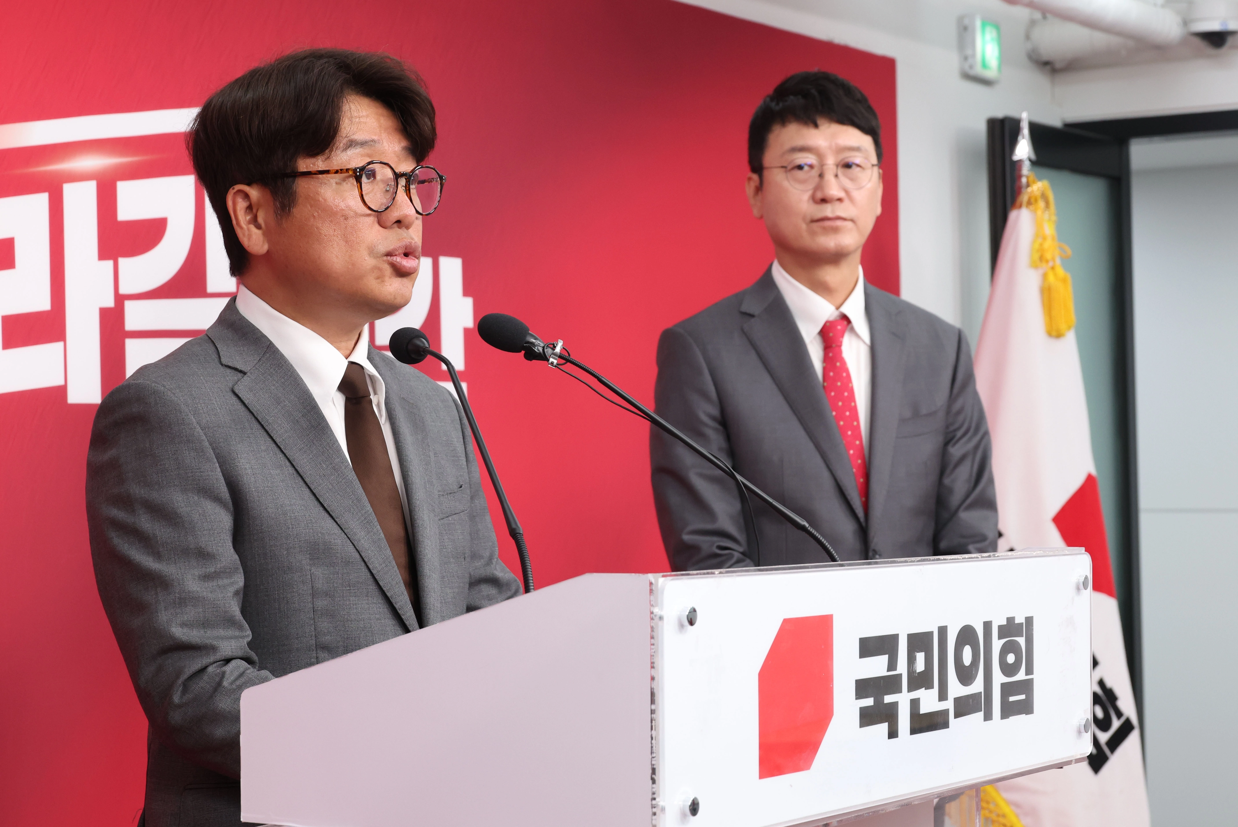 유의동 국민의힘 평택을 국회의원 재선거 후보가 25일 오전 서울 여의도 중앙당사에서 열린 ‘김용남 평택을 더불어민주당 후보의 차명 대부업 의혹’ 관련 긴급기자회견에서 발언을 하고 있다. 뉴시스