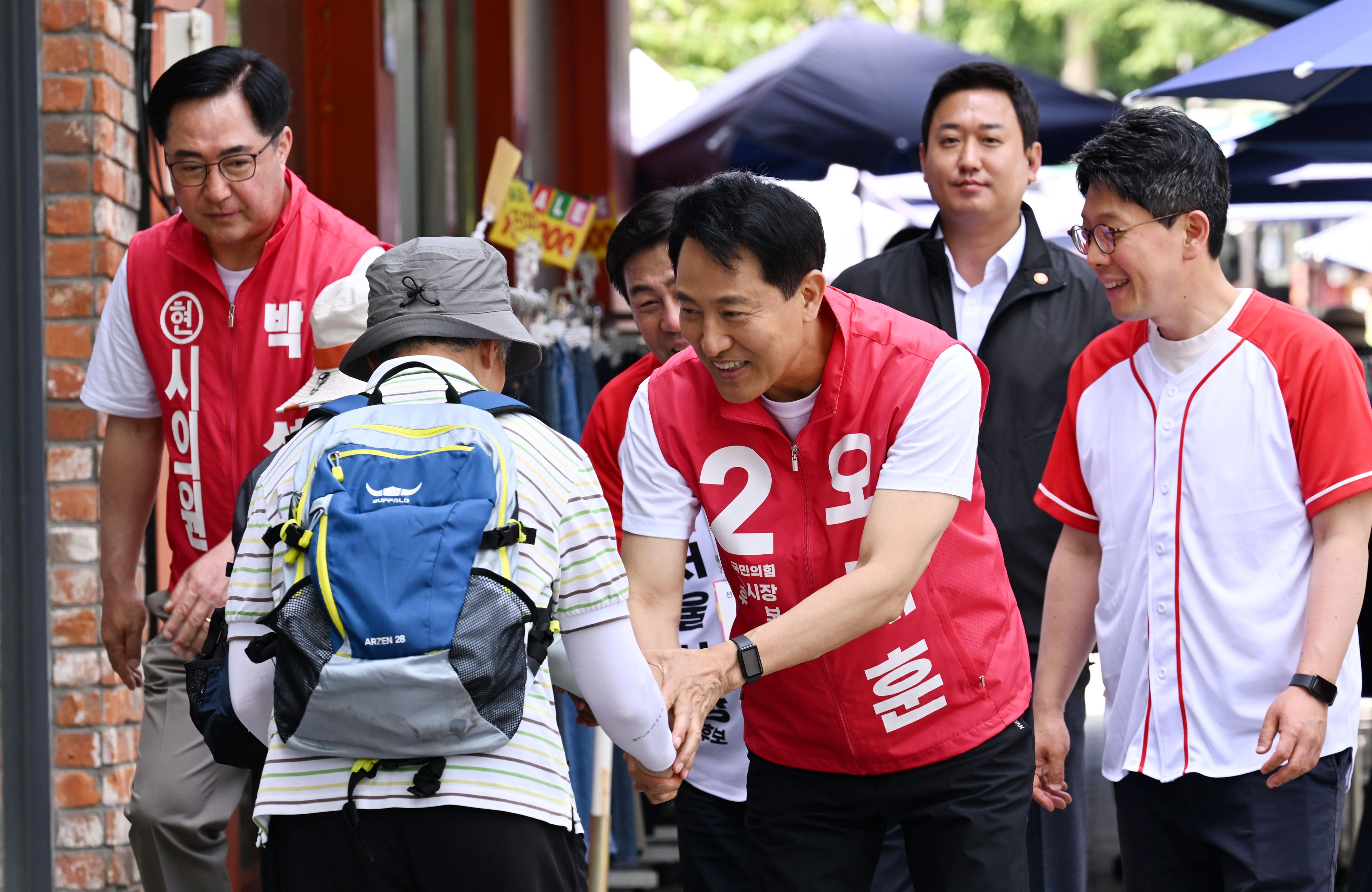 오세훈(오른쪽 두 번째) 국민의힘 서울시장 후보가 25일 서울 도봉구 도봉산 등산로 입구에서 시민과 반갑게 인사하고 있다. 오 후보는 이어진 창동 홈플러스 앞 유세에서 도봉구를 ‘직주락’(일·주거·여가) 중심으로 변화시키겠다고 밝혔다.
도준석 전문기자