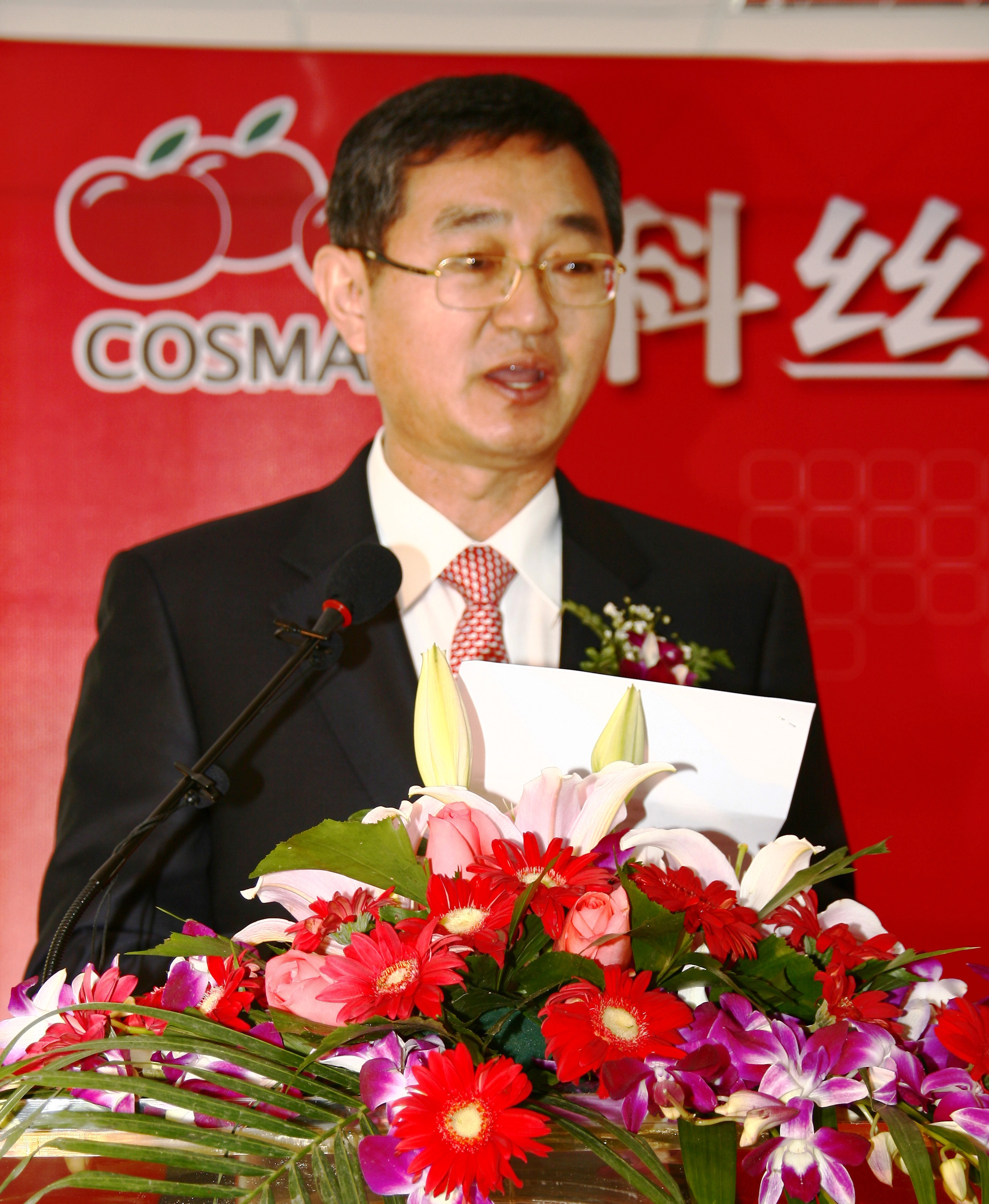 이경수 회장이 2008년 해외 첫 자가 생산시설로 마련한 중국 상하이 공장 준공식에서 발언하고 있다. 코스맥스 제공