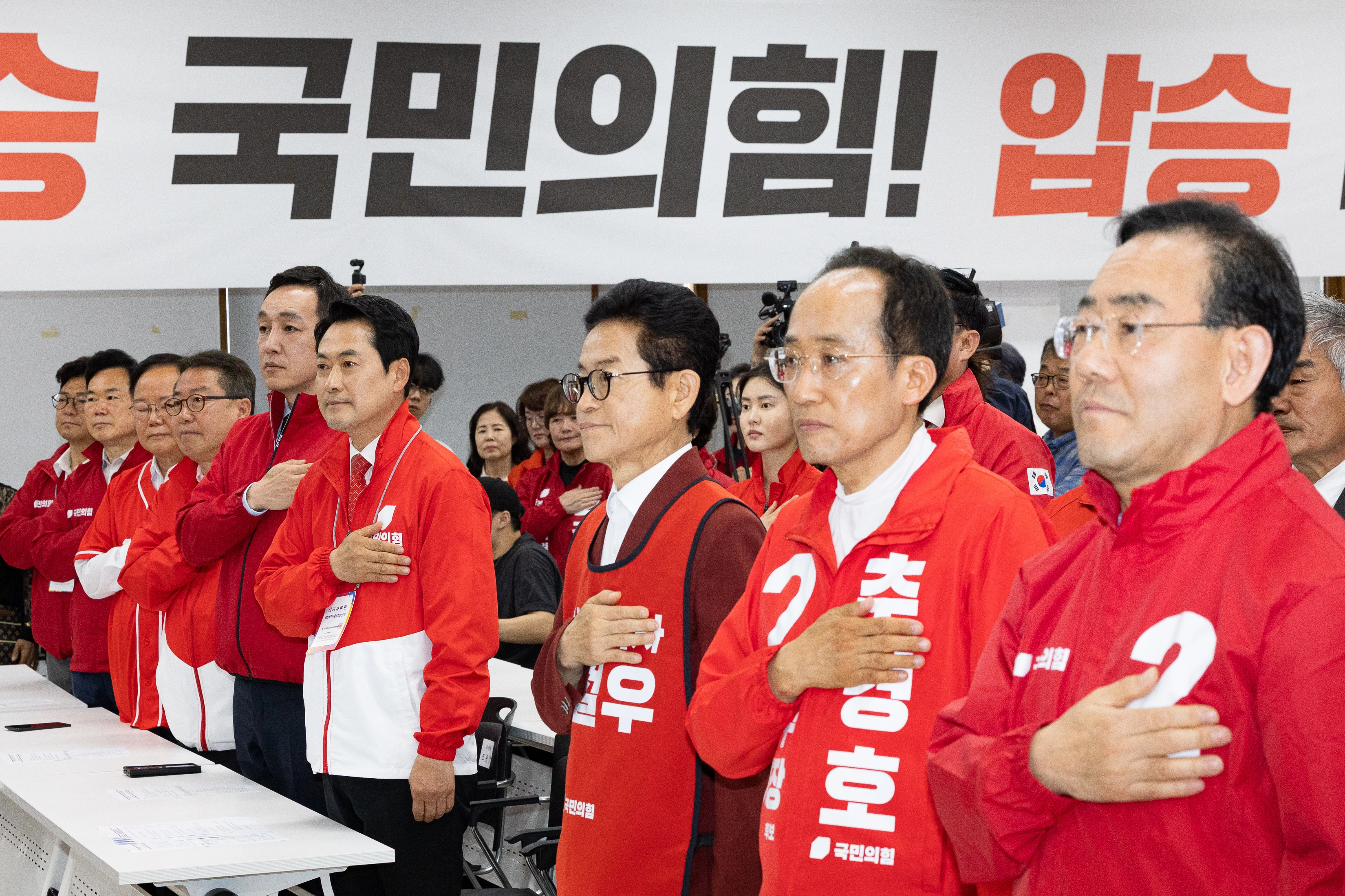 ‘국민의힘 압승’ 대구시당 찾은 장동혁 대표  동혁 국민의힘 대표를 비롯한 후보 및 참석자들이 25일 대구 수성구 국민의힘 대구시당에서 열린 대구·경북 공동 비전선포식에서 국민의례를 하고 있다. 오른쪽부터 주호영 총괄선대위원장, 추경호 대구시장 후보, 이철우 경북지사 후보, 장 대표. 2026.5.25. 뉴스1