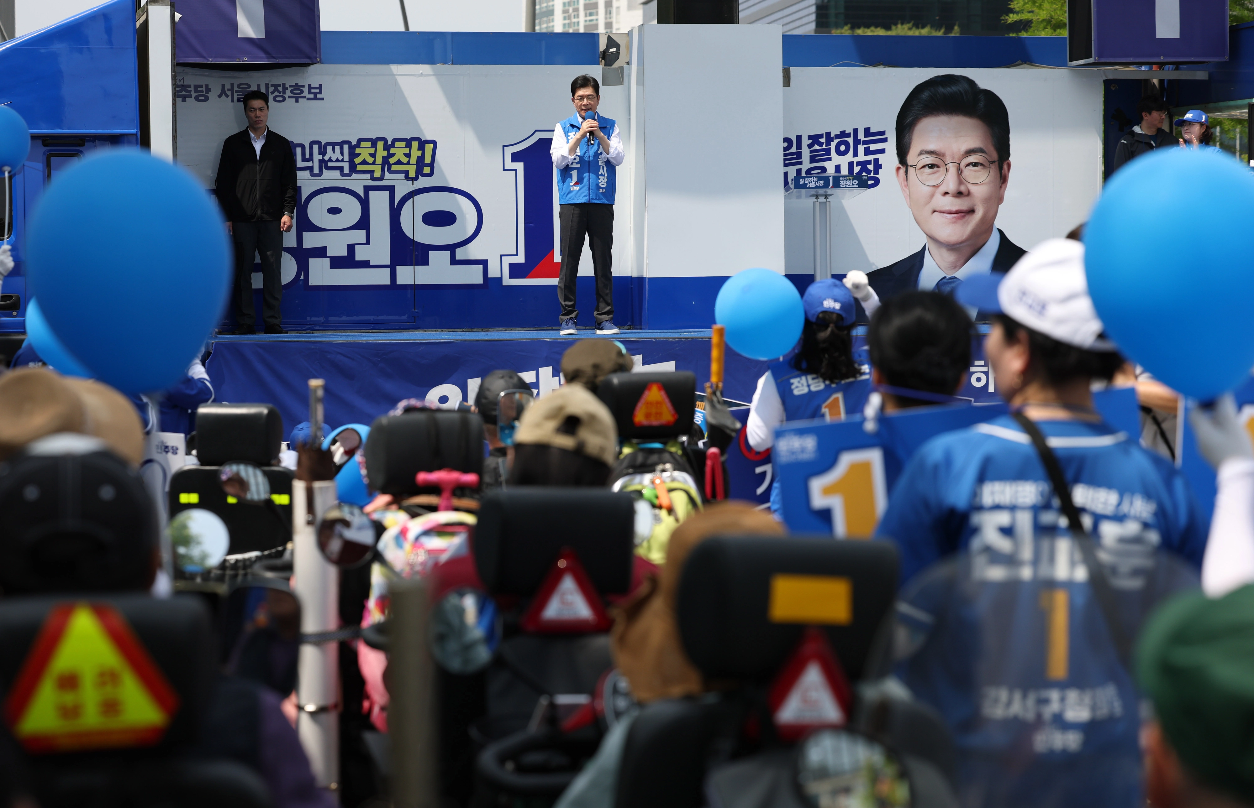 마곡나루역서 유세하는 정원오 서울시장 후보  정원오 더불어민주당 서울시장 후보가 25일 서울 마곡나루역 앞에서 유세하며 지지를 호소하고 있다.