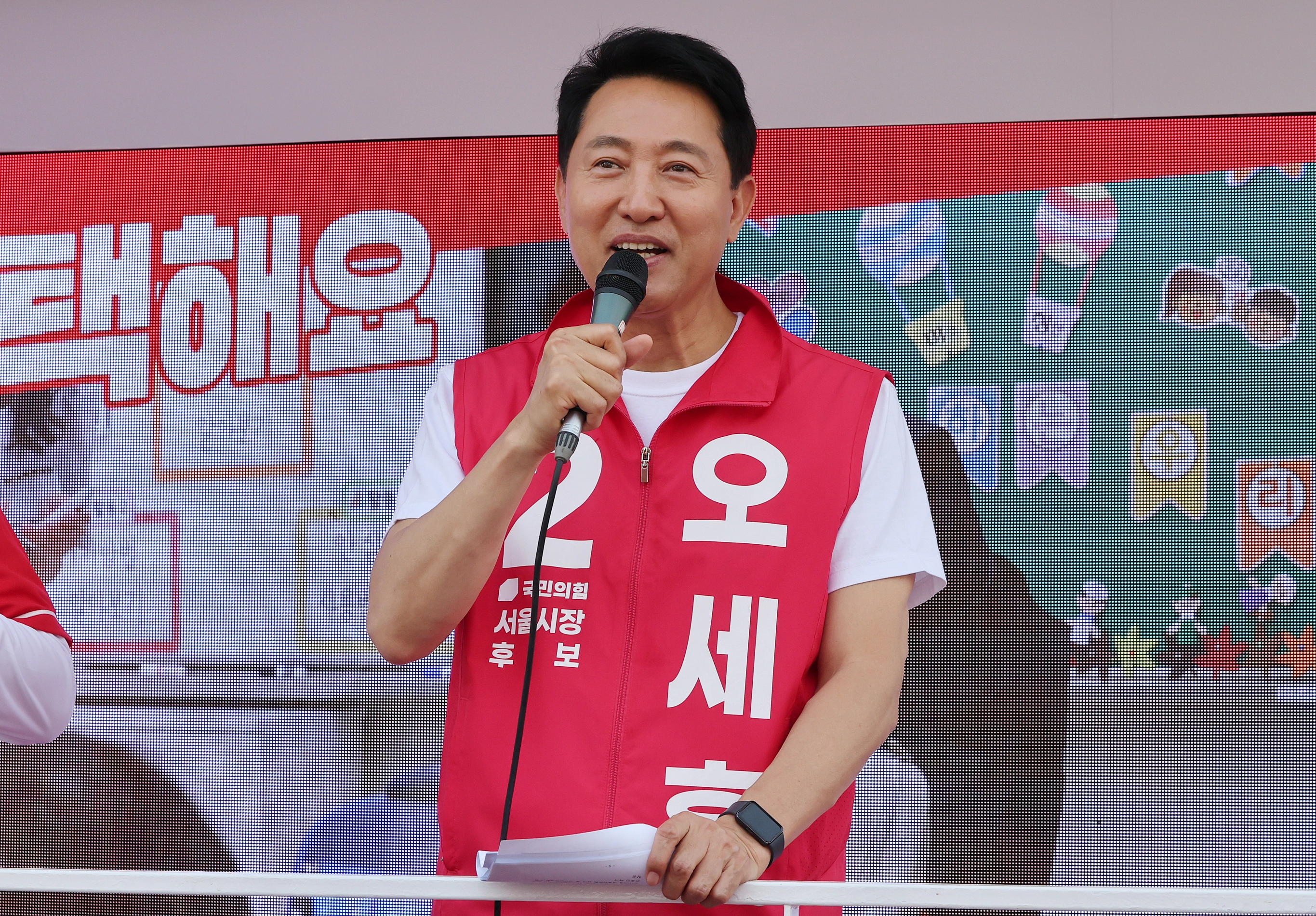 도봉구민들에게 지지 호소하는 오세훈 후보  오세훈 국민의힘 서울시장 후보가 25일 서울 도봉구 홈플러스 방학점 앞에서 지지를 호소하고 있다. 뉴스1