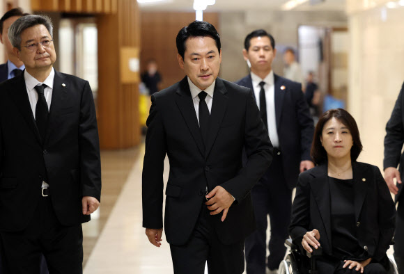 국민의힘 장동혁 상임선거대책위원장이자 대표가 25일 신촌 세브란스병원 장례식장에 마련된 이회창 전 총재 부인 한인옥 여사의 빈소를 방문하고 있다. 왼쪽은 김장겸, 오른쪽은 최보윤 의원. 2026.5.25 연합뉴스