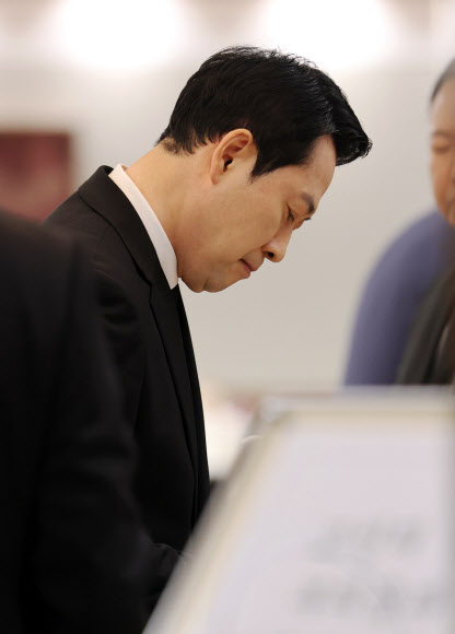 국민의힘 장동혁 상임선거대책위원장이자 대표가 25일 신촌 세브란스병원 장례식장에 마련된 이회창 전 총재 부인 한인옥 여사의 빈소를 방문하고 있다. 2026.5.25 연합뉴스