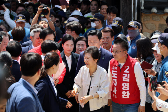 박근혜 전 대통령이 25일 어머니인 고 육영수 여사의 충북 옥천 생가를 방문해 시민들에게 인사하고 있다. 2026.5.25/2026-05-25 12:52:58연합뉴스