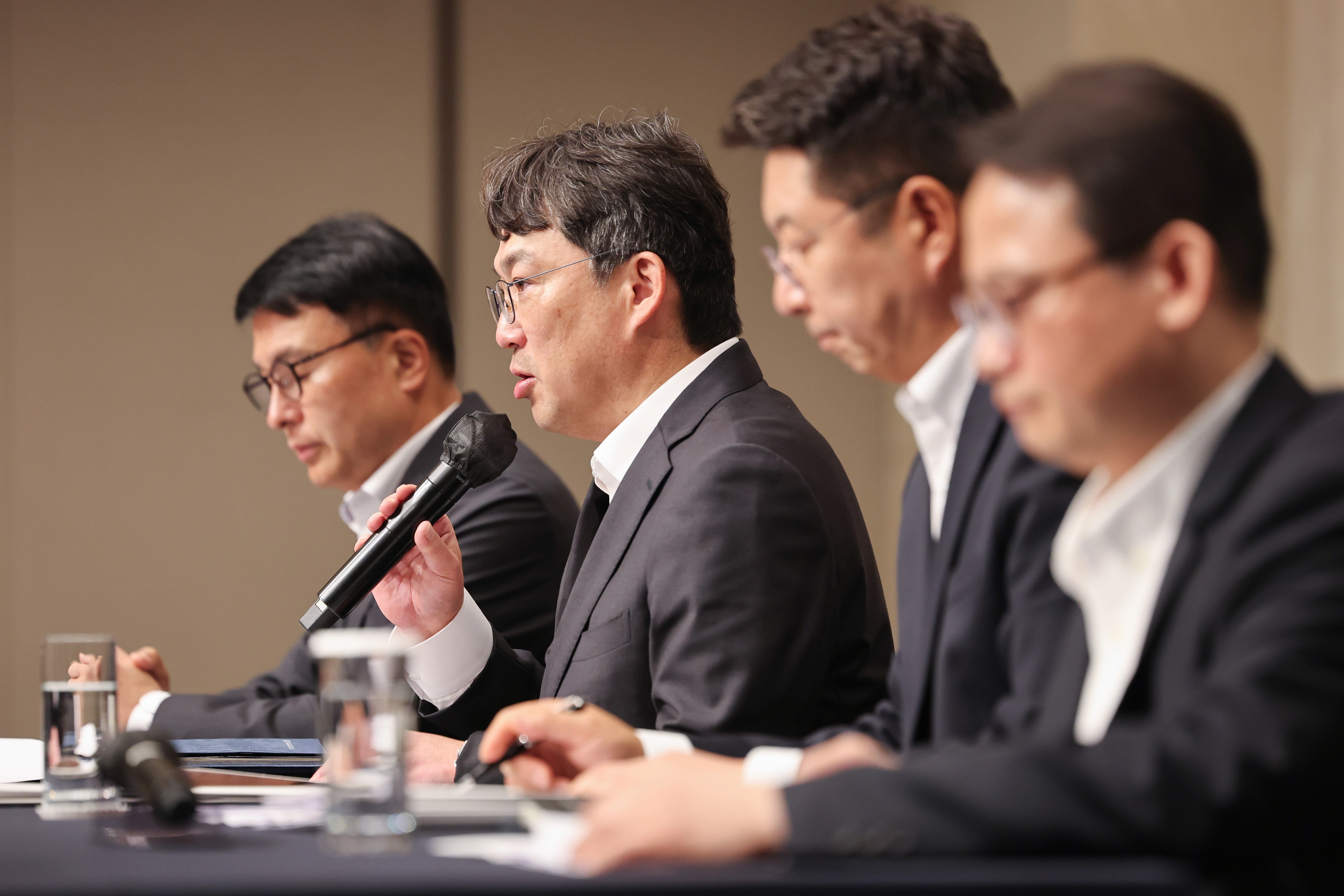 정용진 신세계그룹 회장이 스타벅스의 ‘탱크데이’ 논란에 대해 직접 사과한 26일 서울 강남구 조선팰리스 호텔에서 신세계그룹 임원들이 진상조사 결과를 발표하고 있다. 왼쪽부터 신세계그룹 이규봉 경영지원총괄 전무, 전상진 경영총괄 부사장, 김수완 대외협력본부장 부사장, 양종환 감사팀장 상무. 2026.5.26 연합뉴스