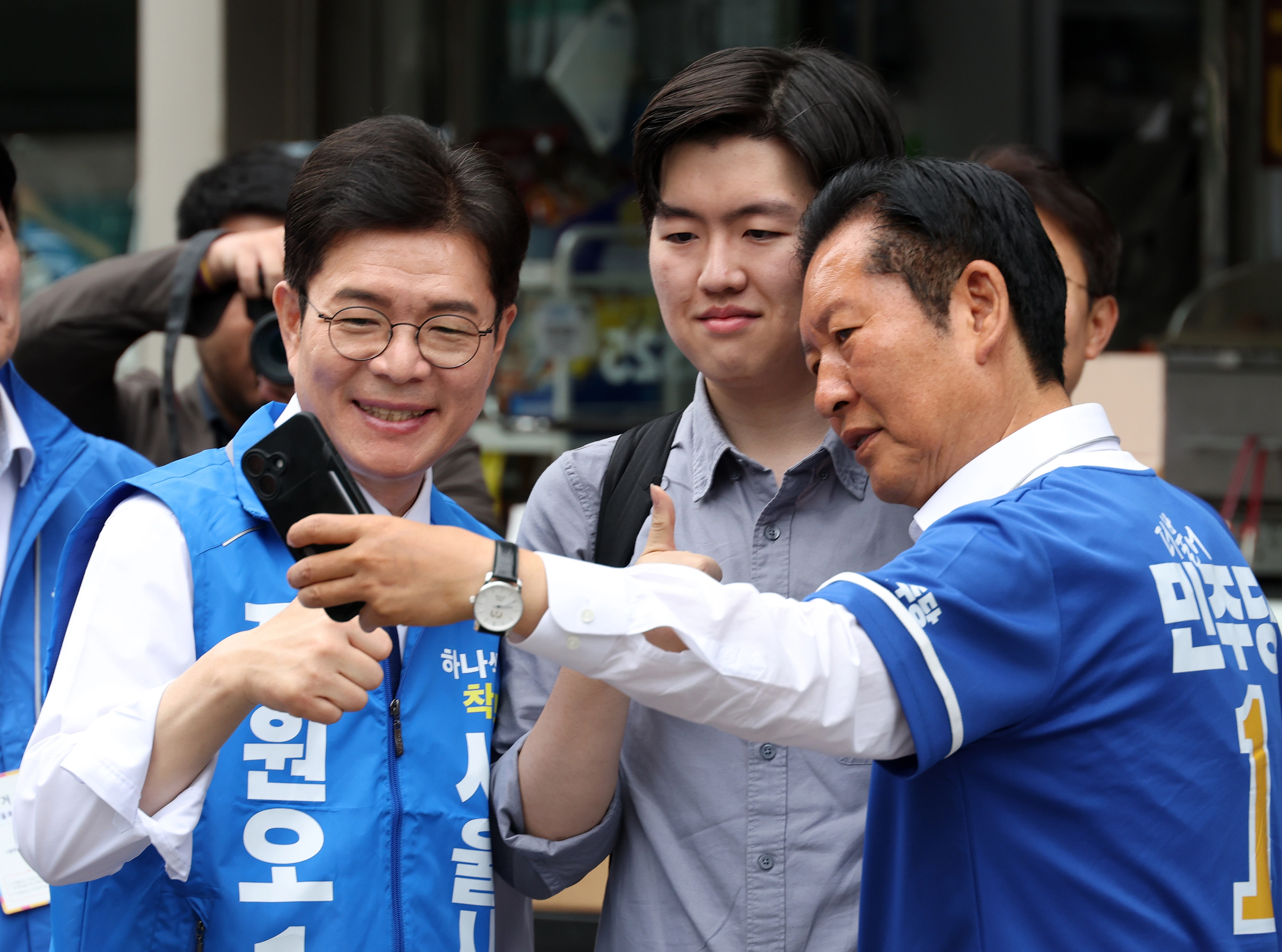 정청래 더불어민주당 총괄상임선거대책위원장과 정원오 서울시장 후보가 26일 서울 영등포구 여의도역 5번 출구에서 출근하는 시민과 기념촬영하고 있다. 2026.5.26 연합뉴스
