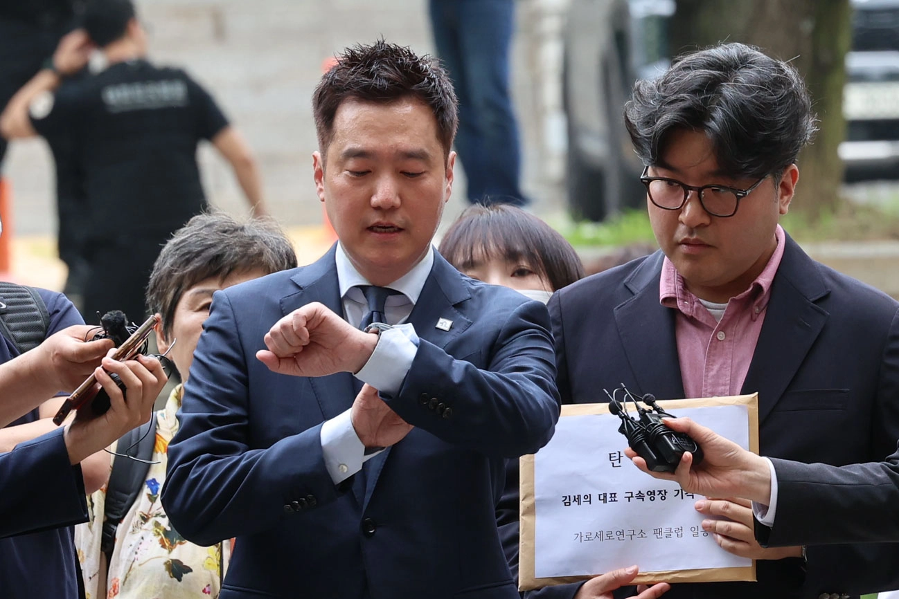 김세의 가로세로연구소(가세연) 대표가 26일 오전 성폭력범죄의 처벌 등에 관한 특례법 위반(카메라 등 이용 촬영·반포 등), 명예훼손 등 혐의로 구속 전 피의자 심문(영장실질심사)을 받기 위해 서울 서초구 중앙지법에 출석하며 시간을 확인하고 있다. 2026.5.26 뉴시스